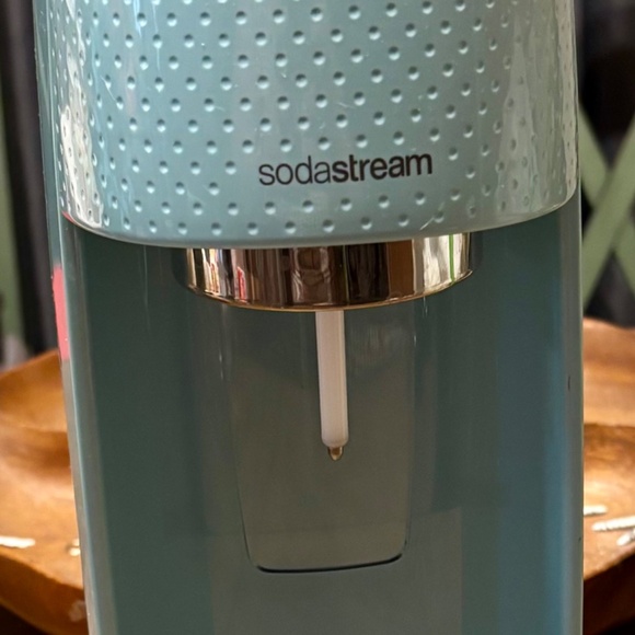 Teal SodaStream Soda/Sparkling water maker - Picture 3 of 8